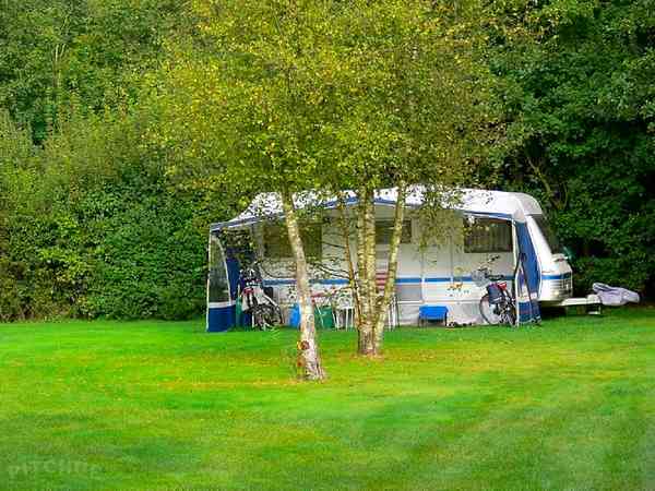 Emplacement pour tente, pour caravane pliante ou pour caravane sur herbe avec électricité