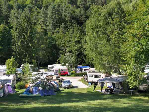 Op gras en grind staplaats voor een tent of voor vouwwagen , elektriciteit optioneel