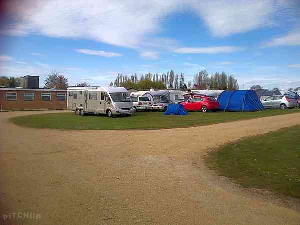 Emplacement pour véhicule de tourisme sur herbe avec électricité
