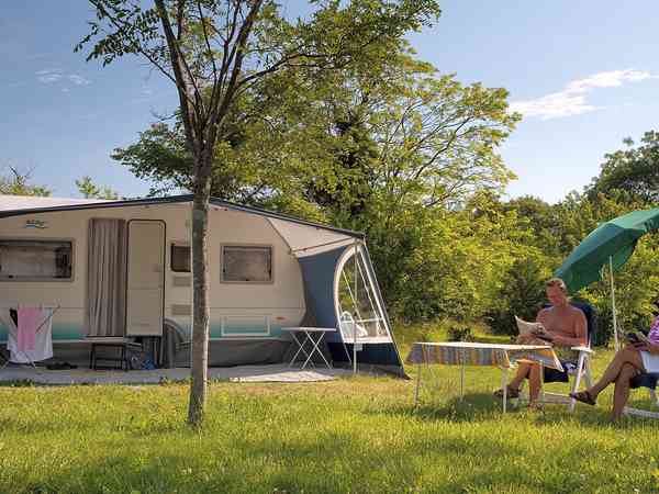 Emplacement sur sol dur et herbe avec électricité optionnelle