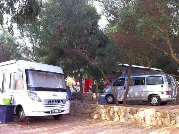 Emplacement pour véhicule de tourisme sur sol dur et herbe avec électricité