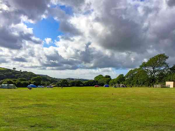 Emplacement pour camping-car sur gravier et sur sol dur avec électricité optionnelle