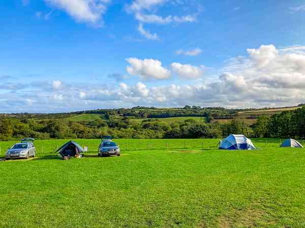 Staplaats voor een tent op gras , elektriciteit optioneel