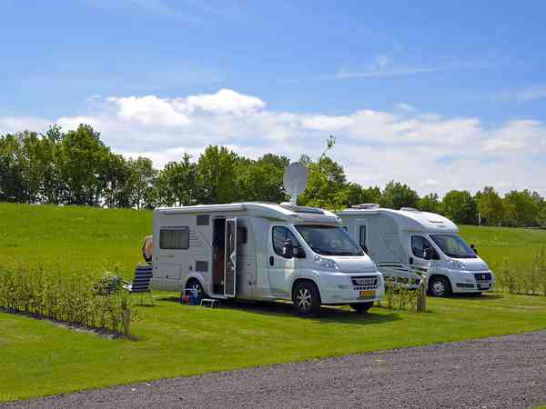 Op harde ondergrond en gras staplaats voor camper , elektriciteit optioneel