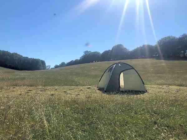 Gras- und erdbedeckter Zelt-Stellplatz ohne Stromanschluss