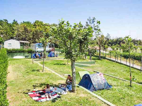 Staplaats voor een tent, voor vouwwagen of voor caravan op gras , elektriciteit optioneel