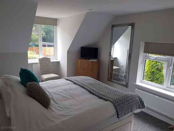 Chambre d'hôtel ou motel King size 1 chambre (2 adultes et 1 enfant, sdb attenante)