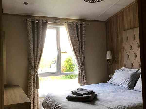 Statický karavan The Lodge s 2 pokoji