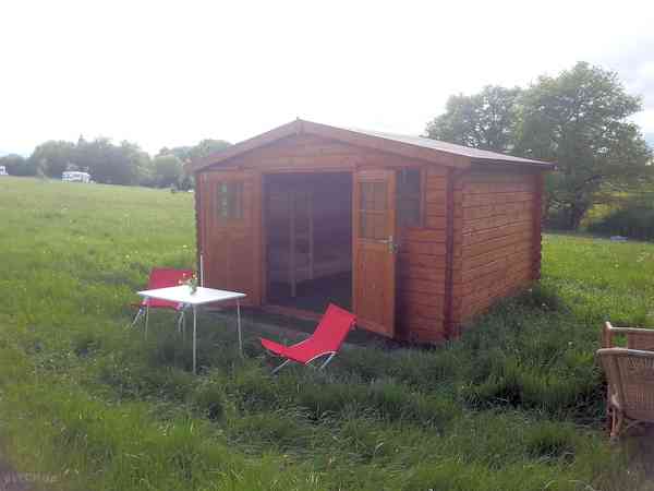 Log cabin with two bunk beds, a small fridge and cooking facilities Log cabin with two bunk beds, a small fridge and cooking facilities