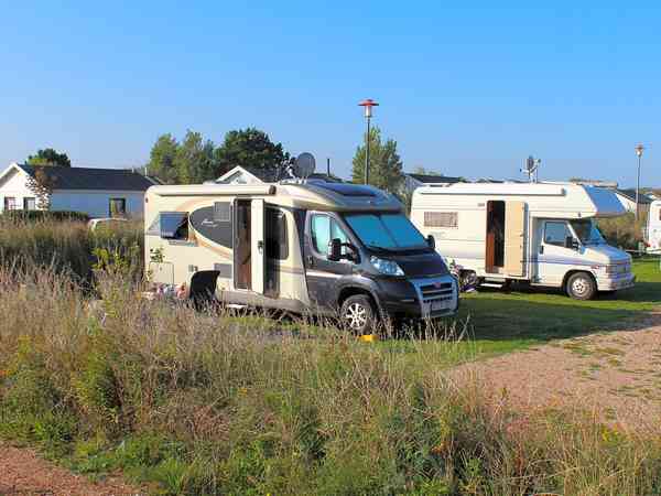 Op gras staplaats voor camper volledig uitgerust