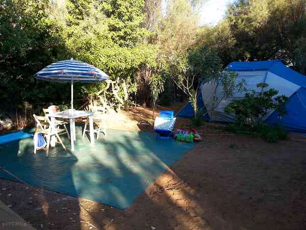 Parcel·la d'arena amb aigua, llum i desguàs per a tenda de campanya, per a remolc tenda o per a caravana (banys privats)