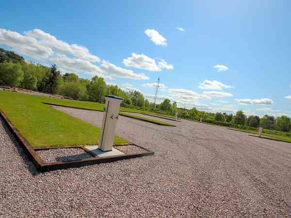 Staplaats voor caravan en camper op gras en grind volledig uitgerust