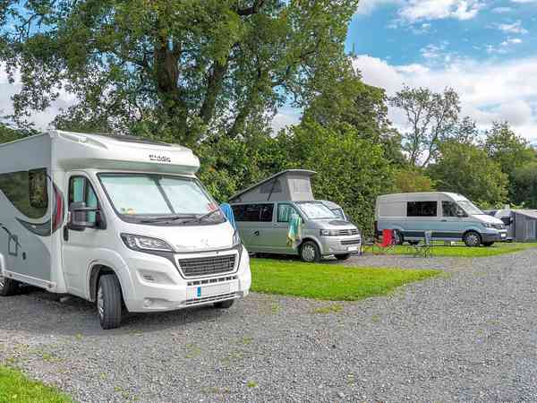 Emplacement pour camping-car sur sol dur avec branchements d'eau, d'égout et d'électricité
