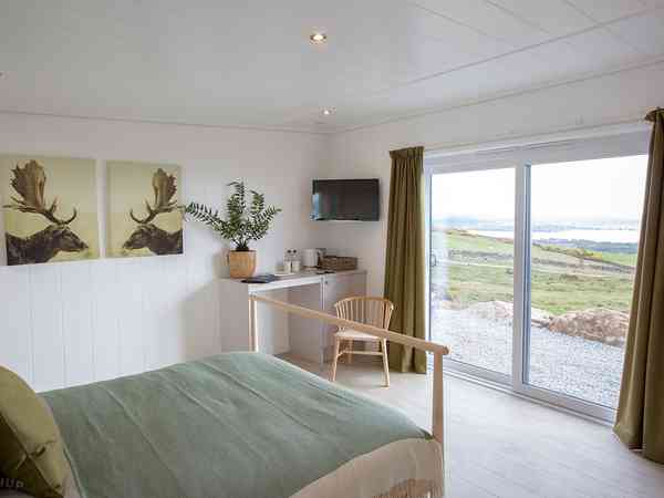 Hillside 1 bedroom cottage / chalet / bungalow