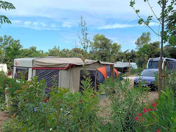 Piazzola su ghiaia e terra con elettricità