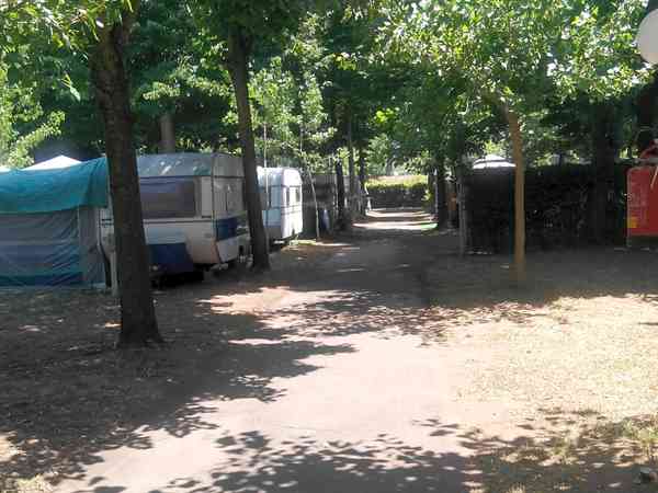 Electric grass tent or trailer tent pitch