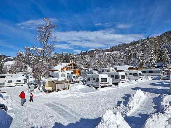 Parcela de gravilla con electricidad opcional para caravanas y autocaravanas Winter (premium)