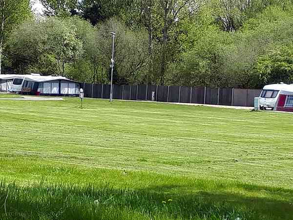 Emplacement pour tente sur herbe avec électricité