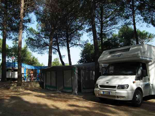 Piazzola roulotte su sottobosco con elettricità facoltativa