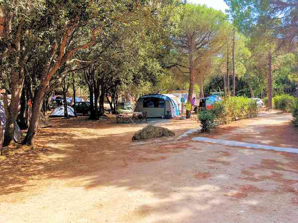 Emplacement pour autocaravane sur sol dur avec électricité