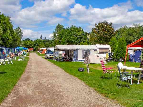 Staplaats op gras en grind , met elektriciteit