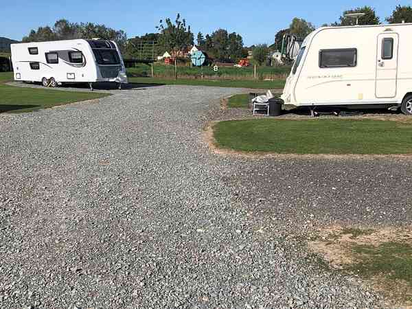 Parcela de césped y suelo duro con electricidad para caravanas y autocaravanas