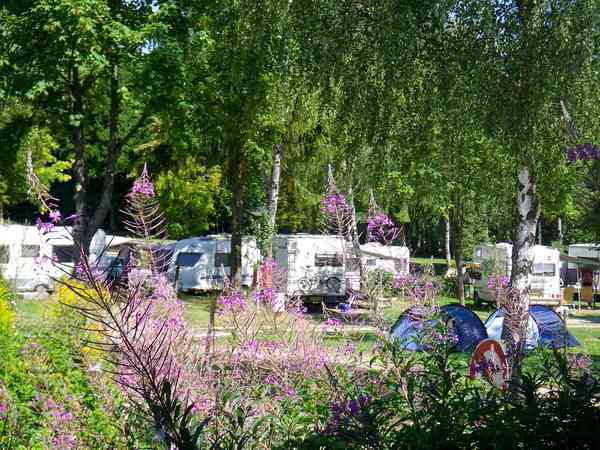 Plass for telt, for tilhengertelt eller for campingvogn på gressplen , med strøm