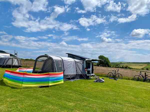 Emplacement pour camping-car sur herbe avec électricité optionnelle