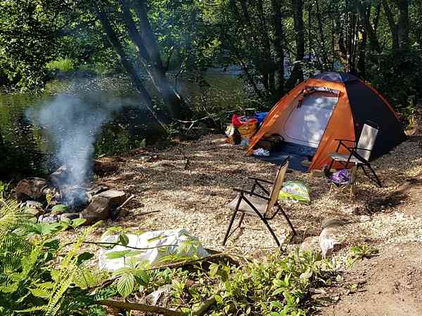 Non-electric grass and earth tent pitch (riverside)