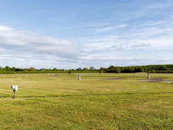 Emplacement pour véhicule de tourisme sur herbe avec électricité