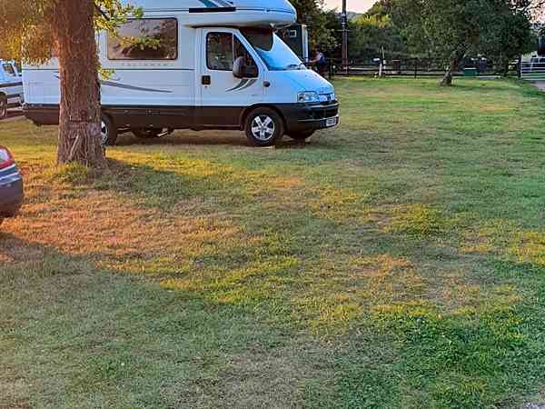 Emplacement pour tente ou pour caravane pliante sur herbe avec électricité optionnelle