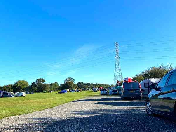 Emplacement pour véhicule de tourisme sur sol dur avec électricité