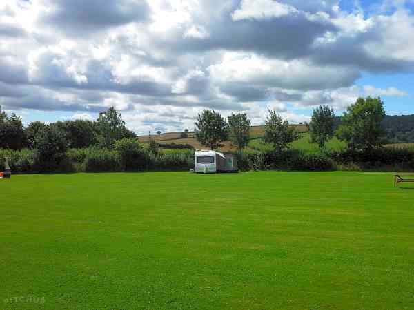 Emplacement sur herbe avec électricité
