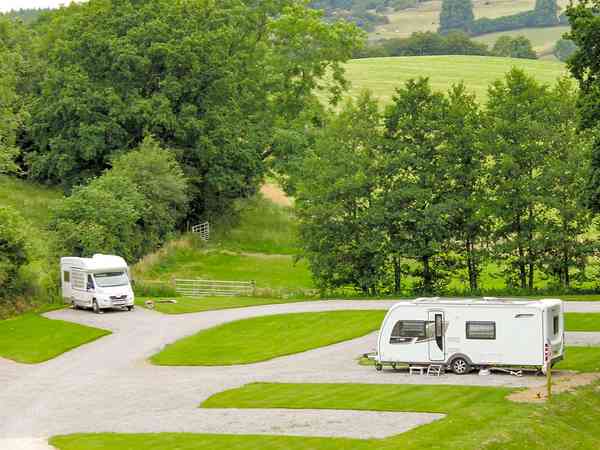 Emplacement pour véhicule de tourisme sur sol dur et herbe avec électricité