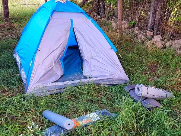 Op gras en aarde staplaats voor een tent of voor vouwwagen , elektriciteit optioneel