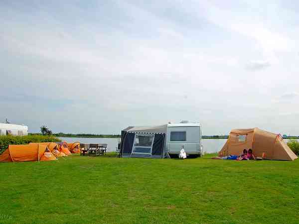 Op gras staplaats volledig uitgerust (aan het water)