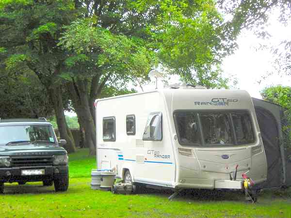Parcela de césped y suelo duro con electricidad para caravanas y autocaravanas