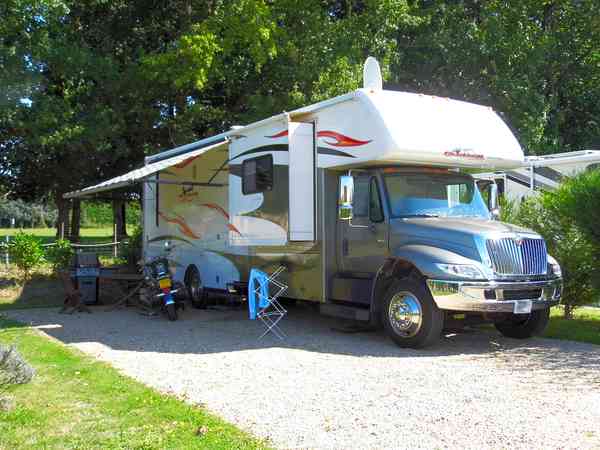 Fully-serviced gravel touring pitch