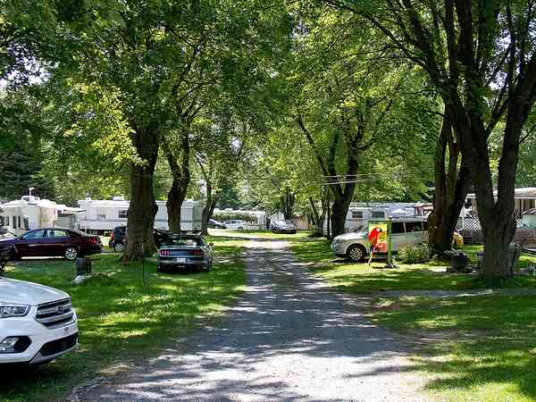 Emplacement pour véhicule de tourisme sur herbe et gravier avec branchements d'eau, d'égout et d'électricité