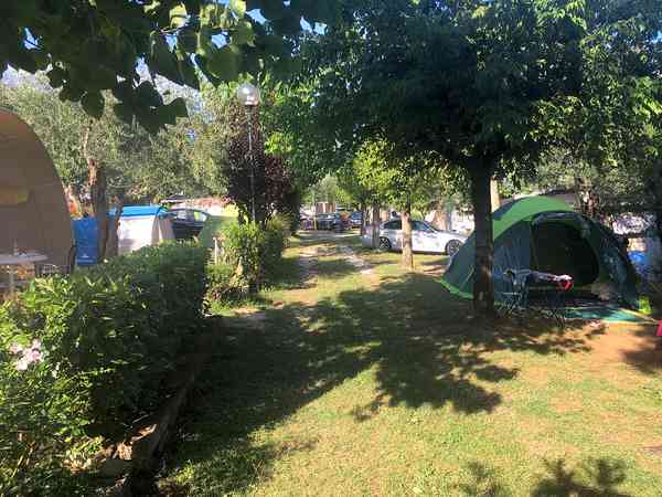 Piazzola tenda su erba e terra con elettricità