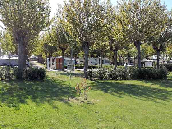 Parcela de gravilla y arena con toma de agua, luz y desagüe