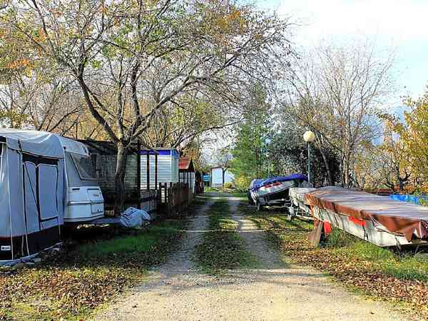 Emplacement pour autocaravane sur gravier avec électricité optionnelle