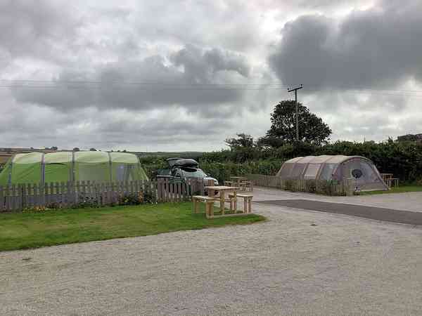 Emplacement sur herbe et gravier avec branchements d'eau, d'égout et d'électricité (XL, sanitaires privés, de luxe)