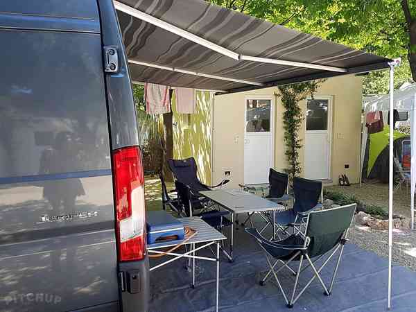 Parcel·la de graveta amb electricitat opcional (banys privats)