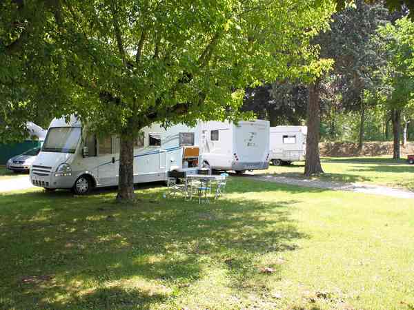 Emplacement pour véhicule de tourisme sur herbe avec électricité (confort)