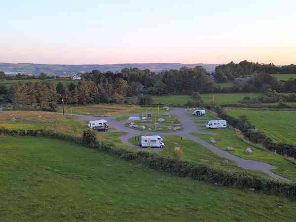 Emplacement pour camping-car sur sol dur et herbe avec électricité optionnelle