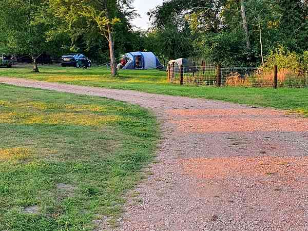Emplacement pour véhicule de tourisme sur herbe avec électricité optionnelle