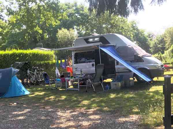 Emplacement sur herbe avec électricité