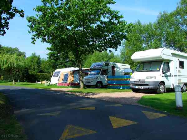 Plass for campingvogn på gressplen , med strøm