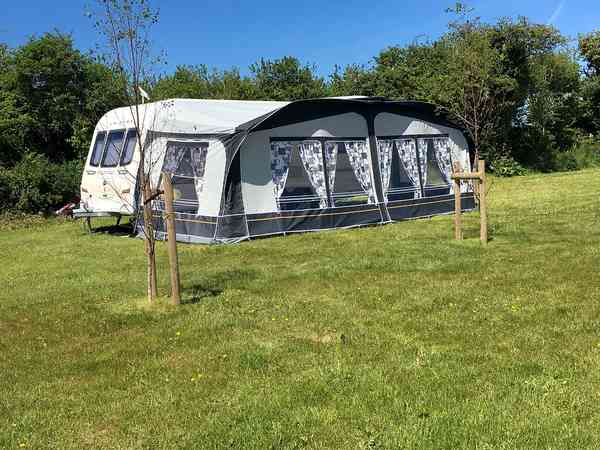 Emplacement sur herbe avec électricité